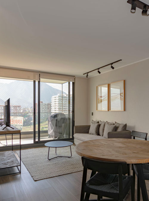 Agente de Inmobiliaria Ireka asesorando sobre servicios adicionales como Home Staging y valoración