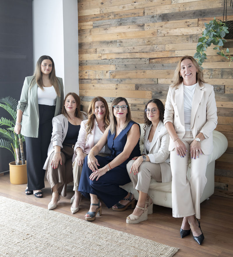 Equipo de agentes de Inmobiliaria Ireka en la oficina de Massamagrell, Valencia, expertos en venta y alquiler.