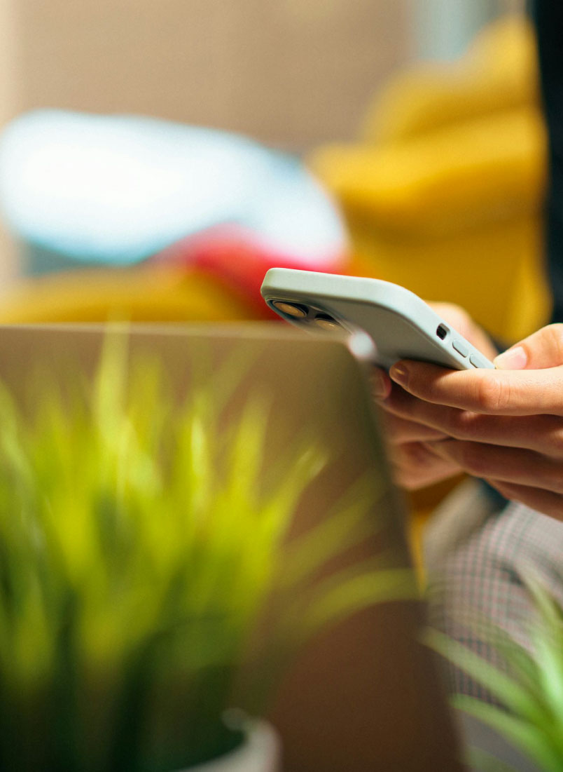 Pareja consultando con un agente de Ireka sobre la estrategia para vender su vivienda